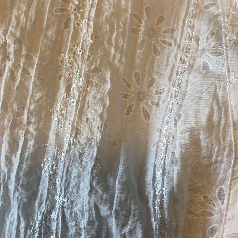White blouse. - Picture 7 of 7